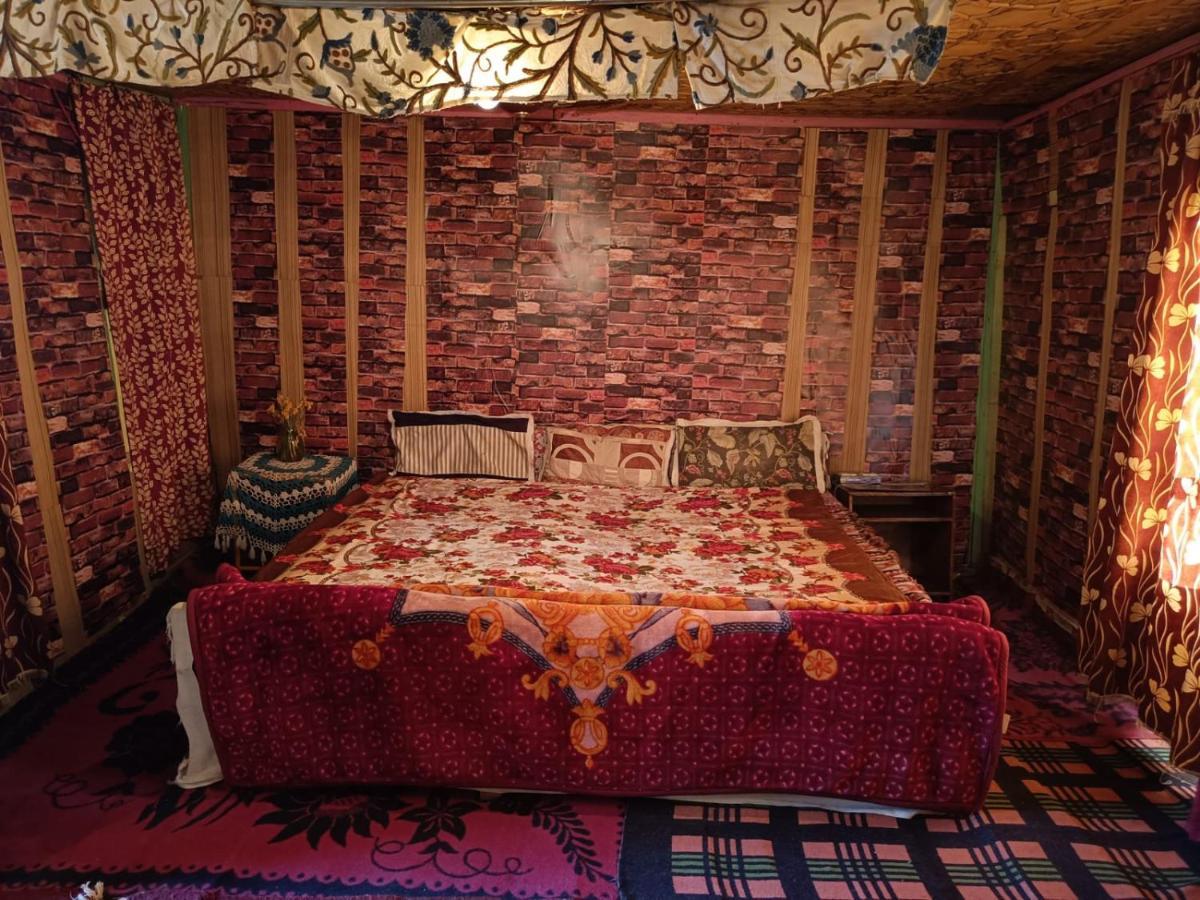 Srīnagar Hotel Island מראה חיצוני תמונה